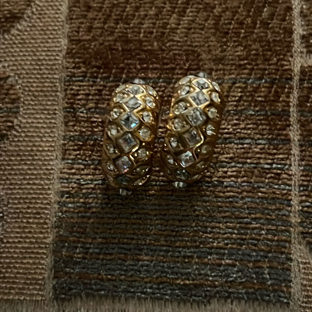 Christian Dior pierced earring.